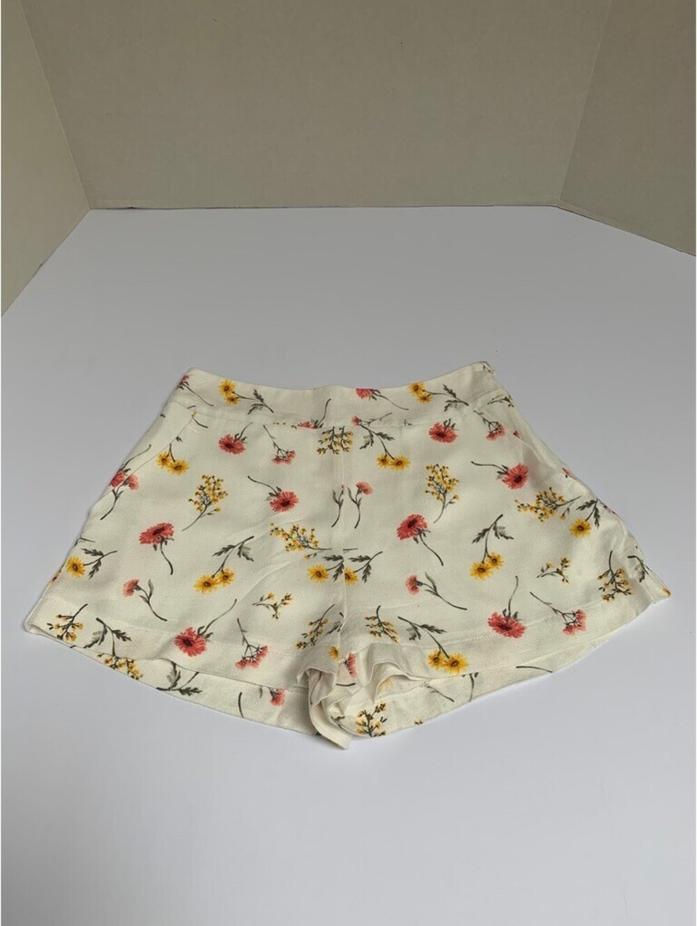 Forever 21 Size XS Rayon Cream with Floral Motif Short Shorts